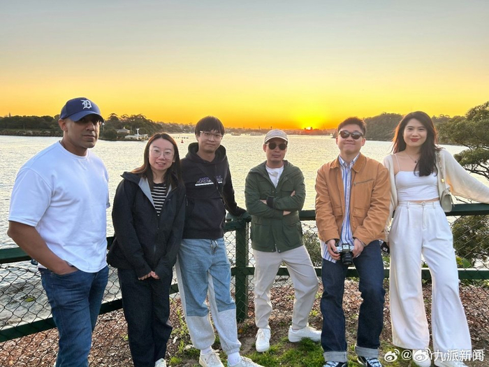 Harry和脱口秀朋友们的合照。　图/受访者社交平台