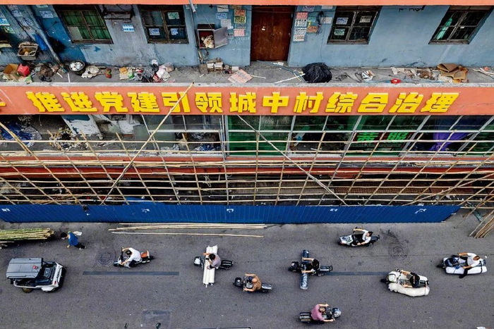 4月12日，康鹭片区一栋围蔽中的待拆卸建筑。图/视觉中国