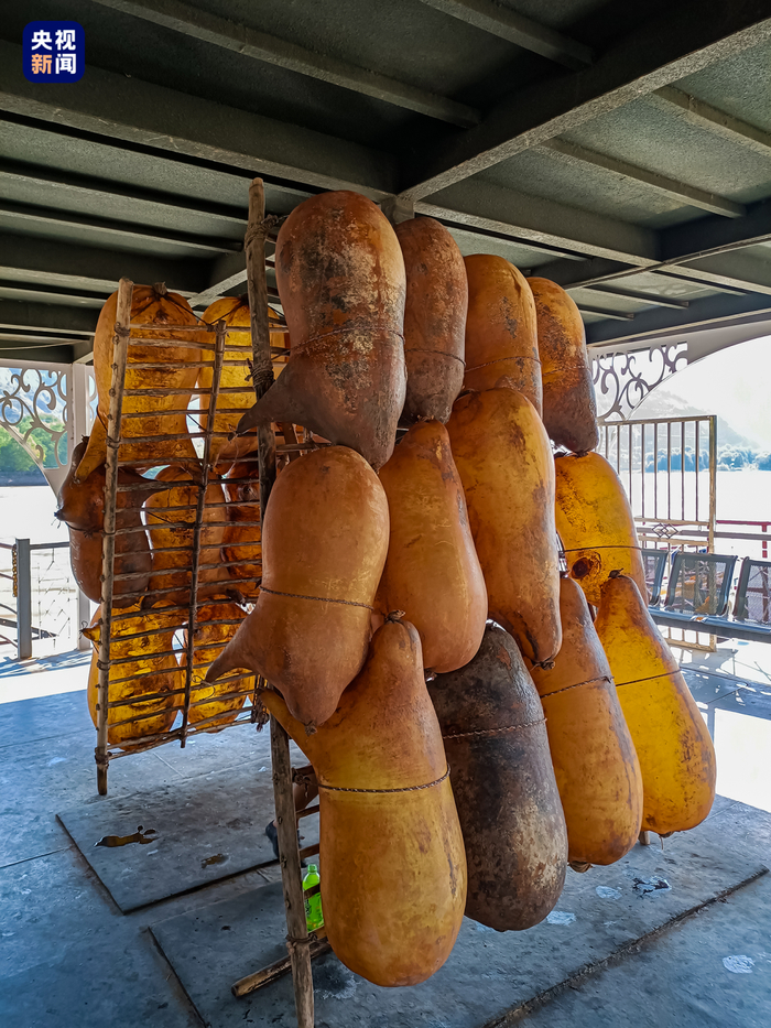 △黄河岸边的羊皮筏子