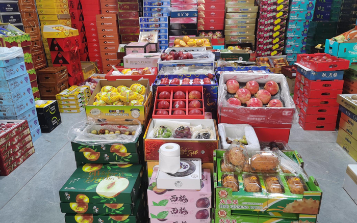 新发地精品水果区的水果礼盒。新京报记者 刘欢 摄