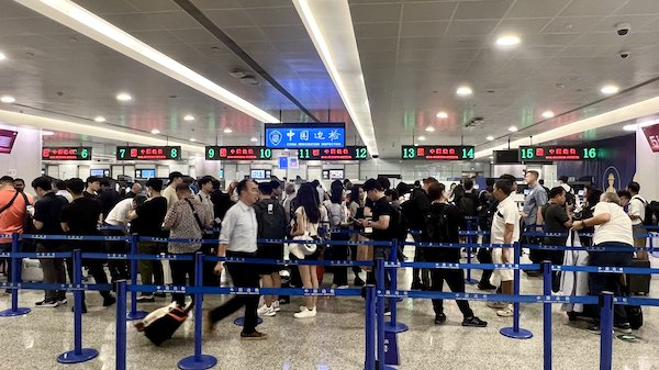 图说：浦东国际机场口岸迎来节前出入境客流高峰。黄波 摄