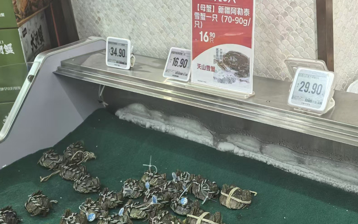 黄河口大闸蟹、新疆雪蟹等丰富餐桌。 新京报记者 王思炀 摄