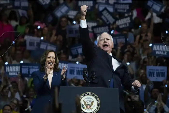 ▲图6：沃尔兹在演讲结束时振臂高呼。