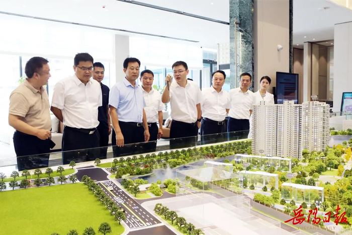 李挚在在春和景明房地产开发项目调研