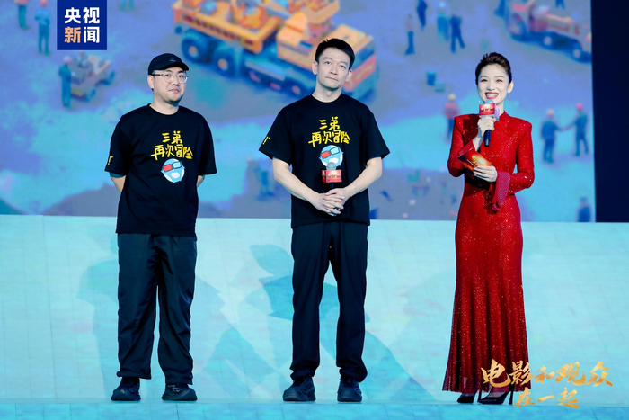 △《流浪地球》系列导演郭帆（中）、《流浪地球2：再次冒险》导演郭思文（左）