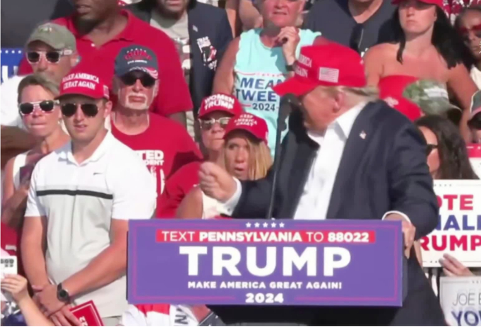 ▲图2：特朗普的竞选集会。身后几乎是清一色的保守派白人观众。