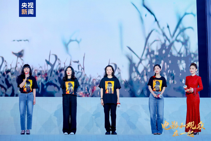 △电影《出走的决心》导演尹丽川，编剧阿美，主演咏梅、吴倩（从左至右）