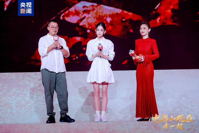 △电影《出入平安》导演刘江江（左）、主演娜扎（中）