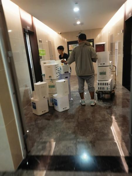 电梯口堆放着准备搬运的充电宝
