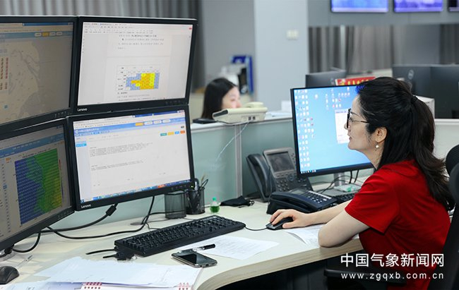 上海中心气象台工作人员正在制作精细化台风预报。上海市气象局供图