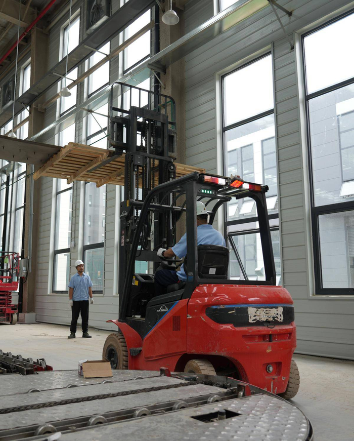 漯河市加多宝工厂正在进行设备安装与调试。（湖北日报全媒记者 张灿 摄）