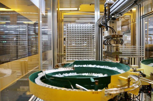 ▲一名美瞳商家打算将节省下的费用投入产品研发和生产