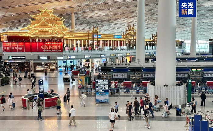 　　“中秋”小长假期间，客流量相较平日有所增长，首都机场提醒广大旅客：