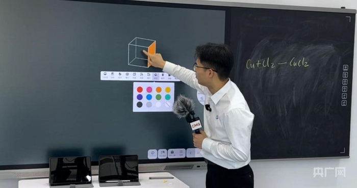 智能黑板（记者胡波  摄）