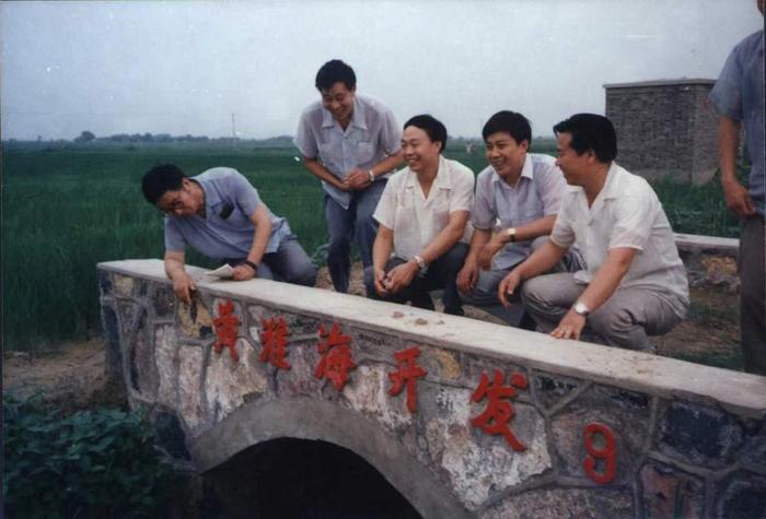 1988年，李振声（前排左一）组织实施农业科技“黄淮海战役”。 李 滨供图