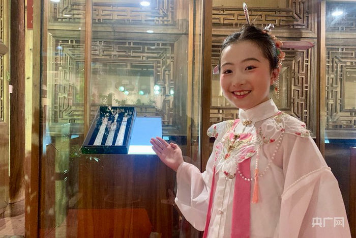 小朋友向记者介绍三条簪（央广网记者  罗晓英  摄）