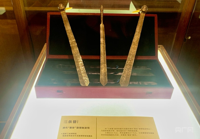 现场展出的三条簪（央广网记者  罗晓英  摄）