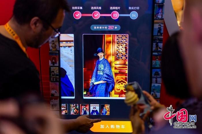 外籍观众在体验AI智能游客照。中国网记者 郑亮摄