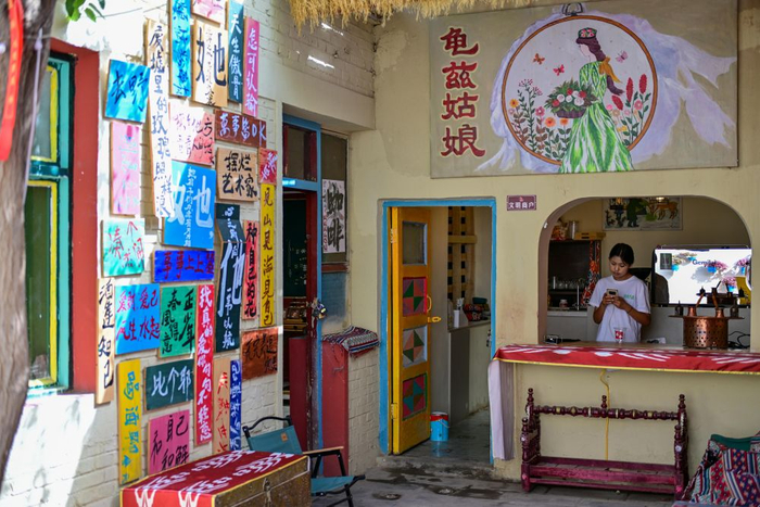   新疆库车市龟兹小巷的一家商店。新华社记者 丁磊 摄