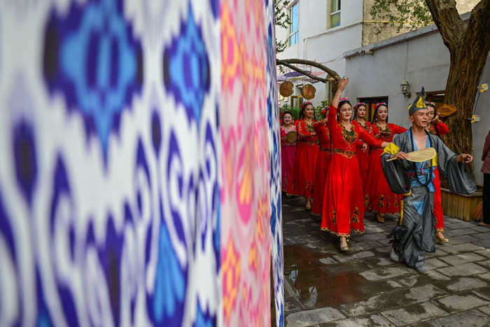   在新疆库车市龟兹小巷，乐舞表演团队在小巷巡演。新华社记者 丁磊 摄