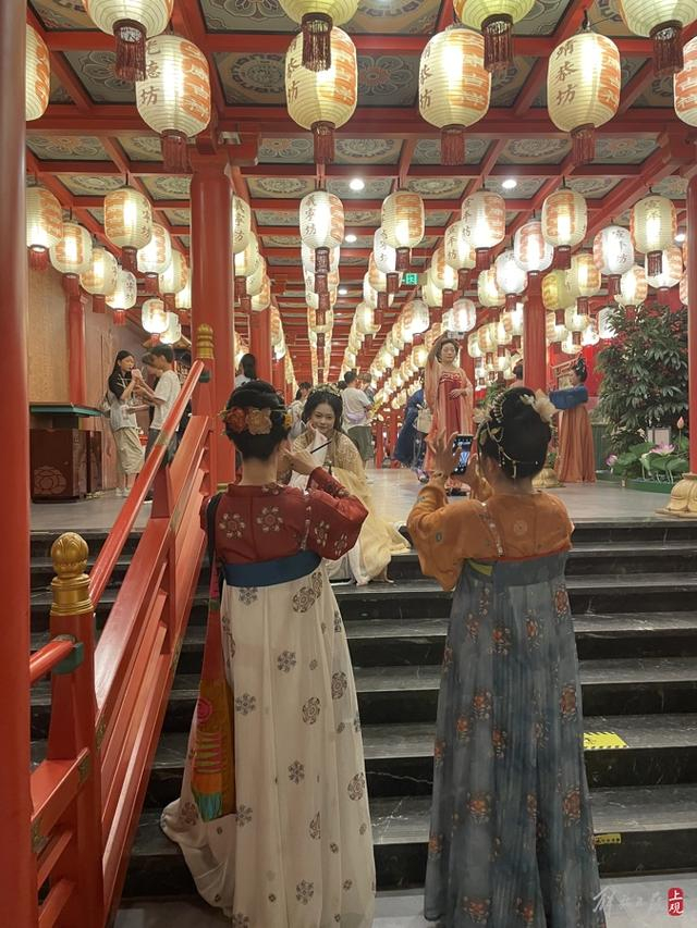 游客身着汉服拍照。 巩持平摄