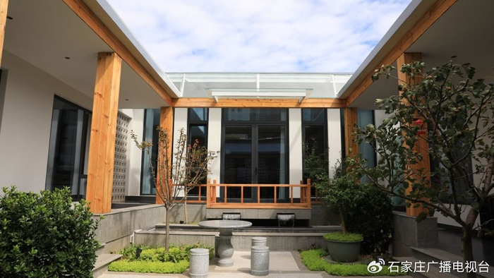 图为一家企业在租下王西良村的一处闲置宅基地后，对房屋进行的装修。新华社记者赵鸿宇 摄