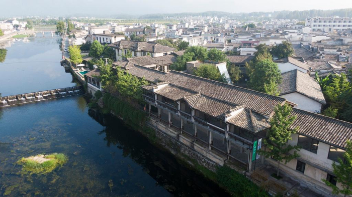 黄山市黟县碧阳镇的老酒厂宿舍，改造后将成为NCC黄山数字游民社区二期的住宿区（无人机照片）。新华社记者傅天 摄