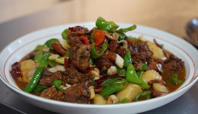 沙湾大盘鸡 王倩 摄