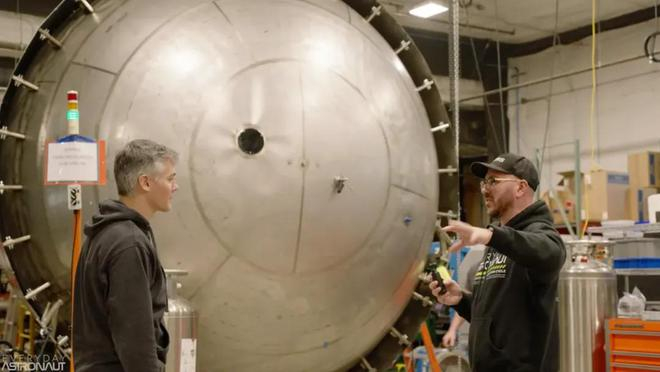 图源：每日宇航员，背景为第二级圆顶，最外层边缘是隔热罩安装处，内嵌发动机。圆顶周围是30个用于连接推进器的支架