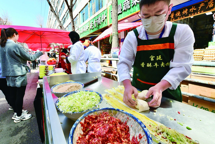 制作香酥的牛肉饼。本报记者 李娜 魏雅琪 摄