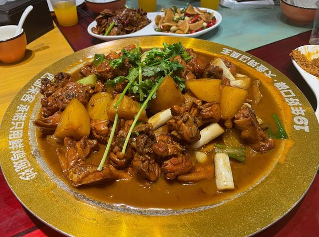 西部来客版本的大盘鸡。 巩持平 摄