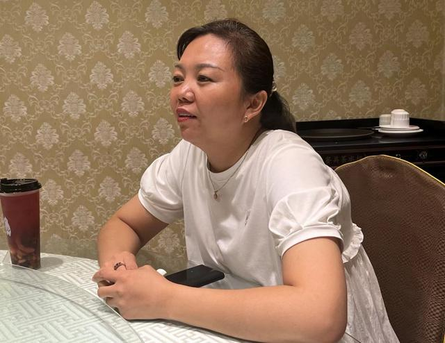 姜丽在讲述大盘鸡。 杨书源 摄