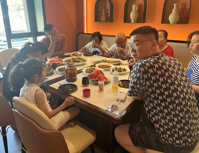 沙湾大盘鸡旗舰店内，一个家庭在聚餐。 杨书源 摄