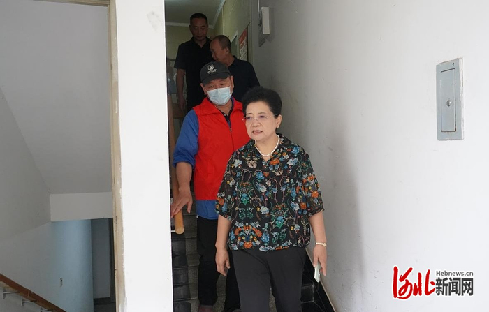 图为检查府阳公寓楼道现场。