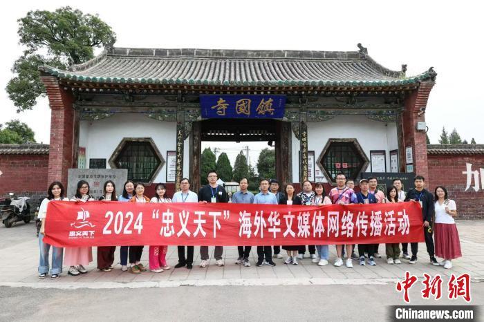 海内外20余家媒体代表走进平遥镇国寺。武俊杰 摄