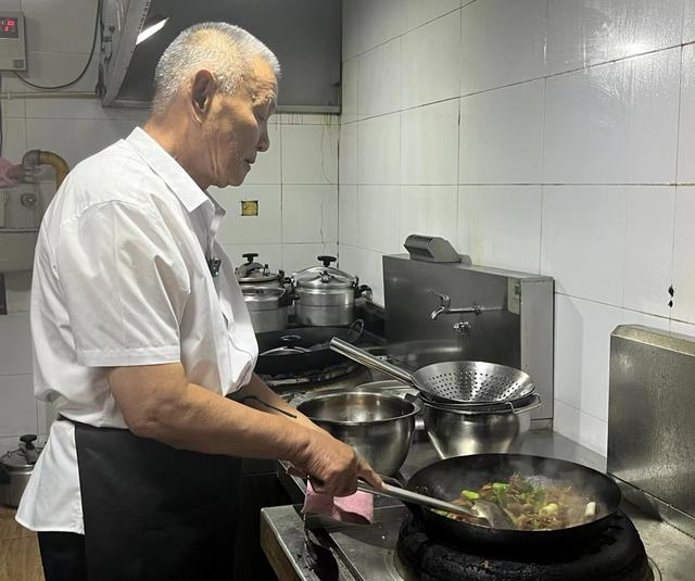 李士林在炒大盘鸡。 杨书源 摄