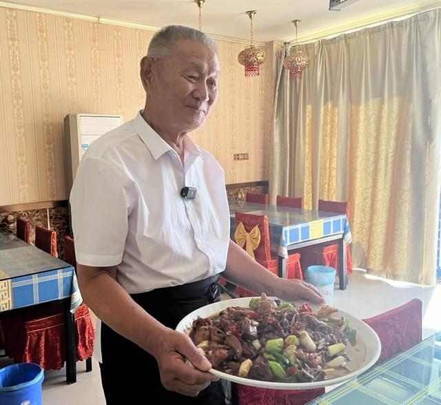 李士林和他制作的大盘鸡。 杨书源 摄