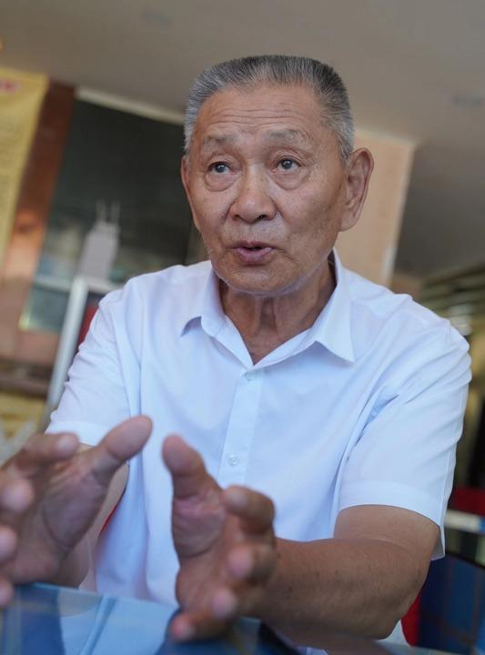 李士林在回忆当年做大盘鸡的细节。 王倩 摄