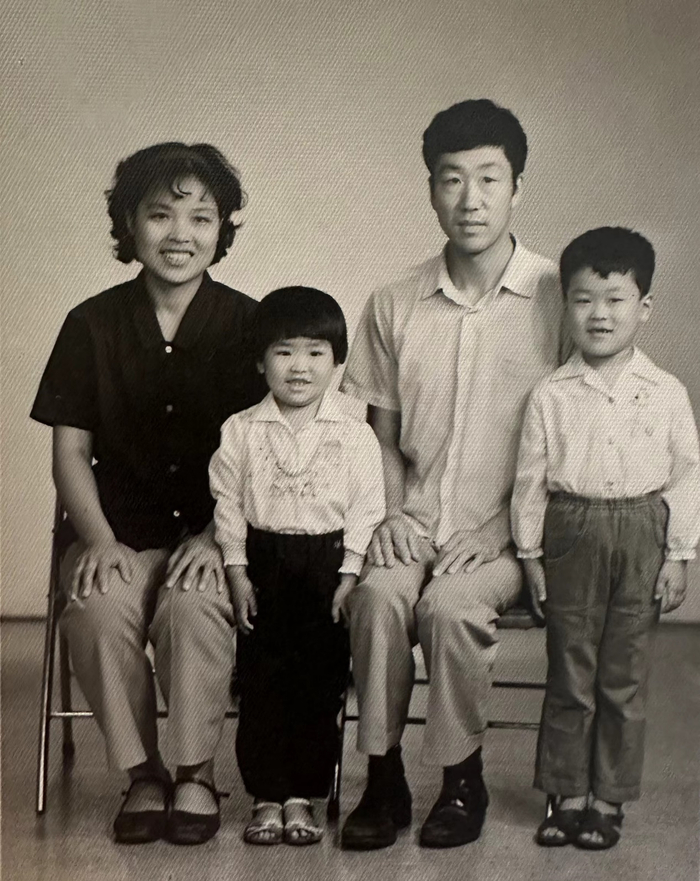 一家四口于上世纪八十年代拍摄的全家福