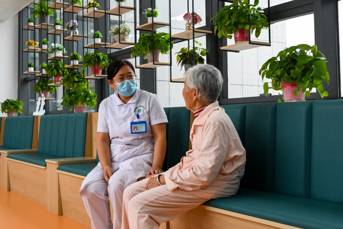 9月4日，医务人员（左）在内蒙古自治区乌海市海南区养老综合服务中心了解老年人的健康情况。 新华社记者 李志鹏 摄