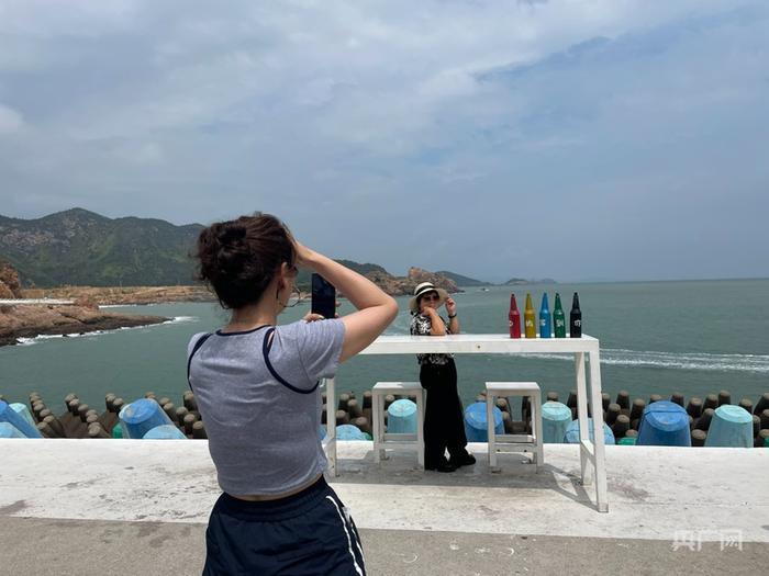 浪漫的温州“小洱海”吸引游客打卡拍照（央广网实习记者 张乐 摄）