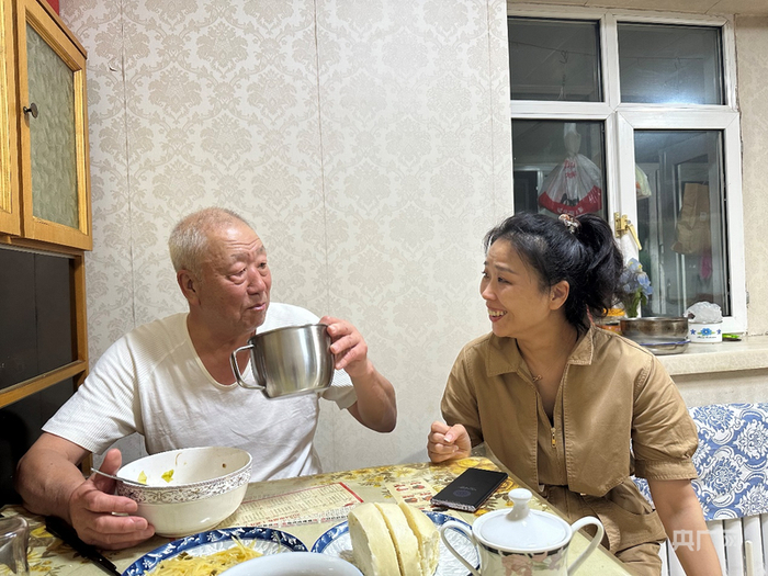 于洪文和女儿于颖茶余饭后的惬意时光（记者韩雪莹  摄）