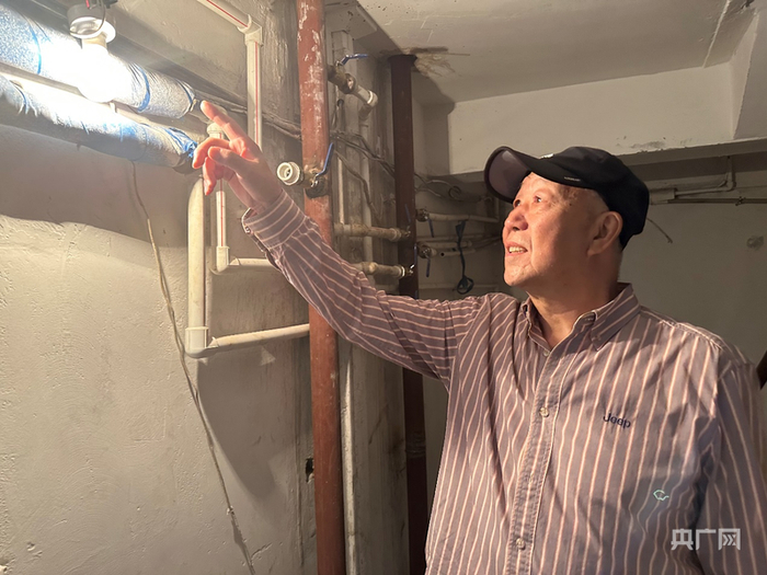 楼道中的感应灯，正是“社区电工”于洪文安装的（记者韩雪莹  摄）