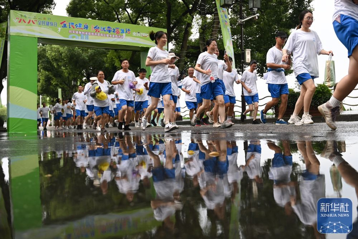 ↑2023年8月8日，浙江省湖州市南浔区和孚镇举行“全民健身日”晨跑活动，跑步爱好者在比赛中出发。新华社记者 黄宗治 摄