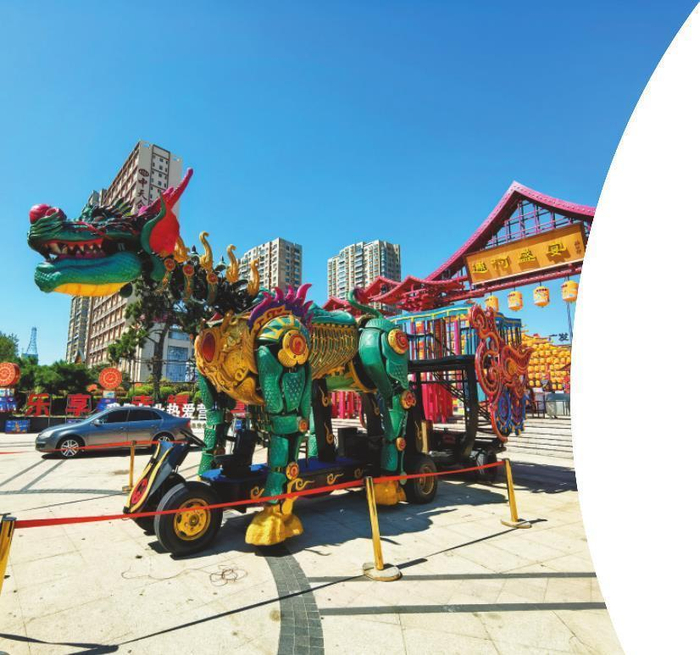 将在中秋夜亮相营口的“麒麟花车”不仅能喷雾而且还能喷火。    本报记者  佟利德  摄