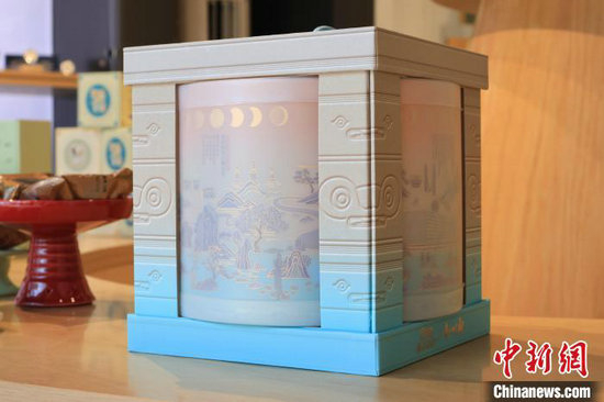 9月13日，浙江杭州，良渚古城遗址公园文创店展出良渚文化主题月饼礼盒。鲍梦妮 摄