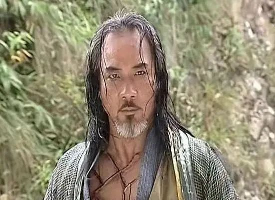 香港知名演员徐少强在电视剧《水月洞天》中饰演“尹仲”一角。电视剧截图