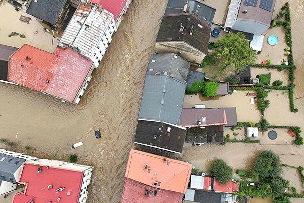  当地时间9月15日，波兰南部格武霍瓦济，城镇被洪水淹没 视觉中国