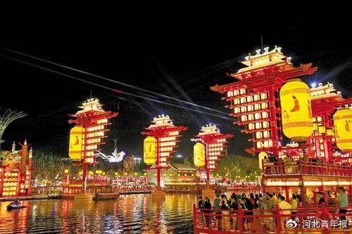 9月12日晚，众多游客在唐山丰南河头老街观彩灯、看表演。记者 王育民摄