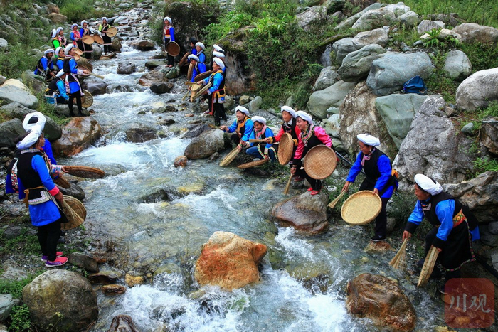 当地一年一度的特色民俗活动环山鸡节。黄刚 摄